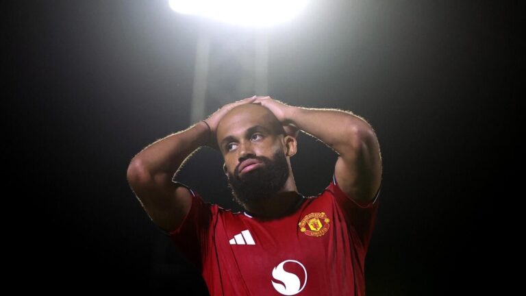 Man United shocked by fourth-tier Grimsby Town in penalty kicks, bounced from League Cup in second round