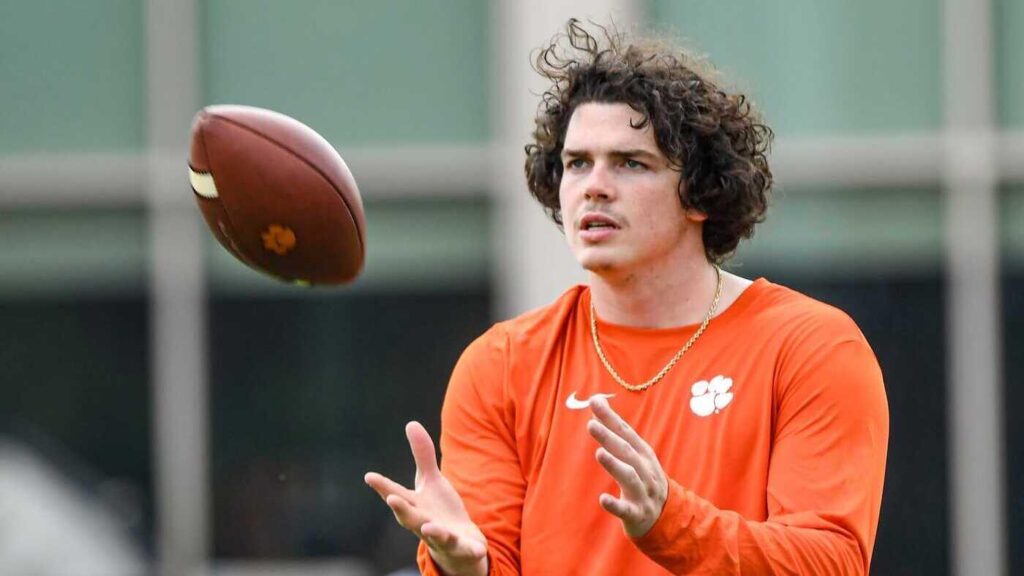 Clemson TE, ex-basketball standout Ian Schieffelin arrested on suspicion of DUI