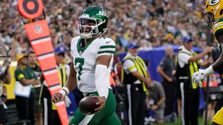 Justin Fields runs for touchdown, makes statement in unofficial Jets debut: 'He did everything that we needed'