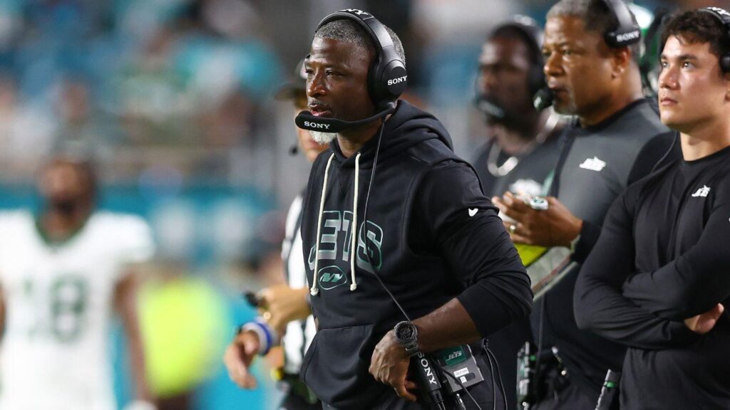 Aaron Glenn erupts after Jets' sloppy loss to Dolphins sinks record to 0-4: 'It just can't happen'