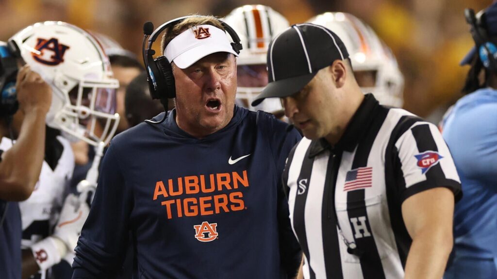 SEC says officiating crew missed substitution penalty on Oklahoma in Sooners' win over Auburn