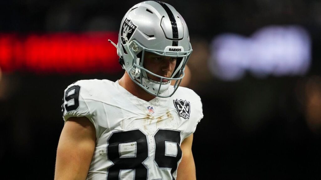 Raiders TE Brock Bowers questionable to return against Patriots after knee injury