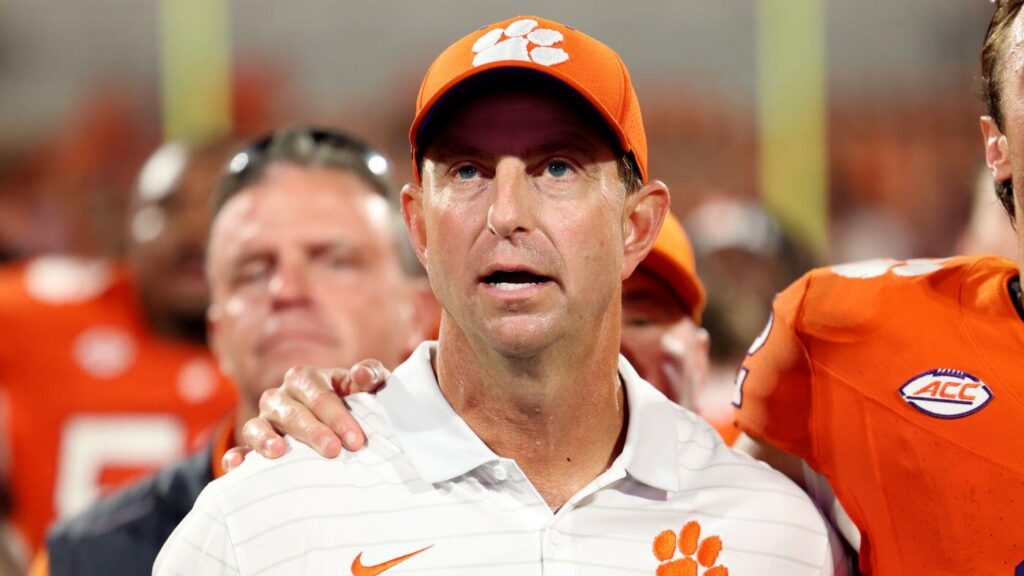 Dabo Swinney compares Clemson's early faults to 2016 title team: 'They just had the first 'you suck' poison'