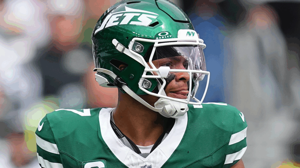 Is Justin Fields starting tonight vs. Dolphins? Latest on Jets QB's status after missing game with concussion