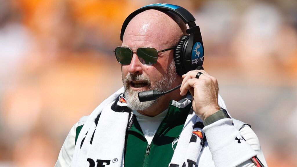 Here's why UAB coach Trent Dilfer was using his phone on the sidelines ahead of Week 4 loss to Tennessee