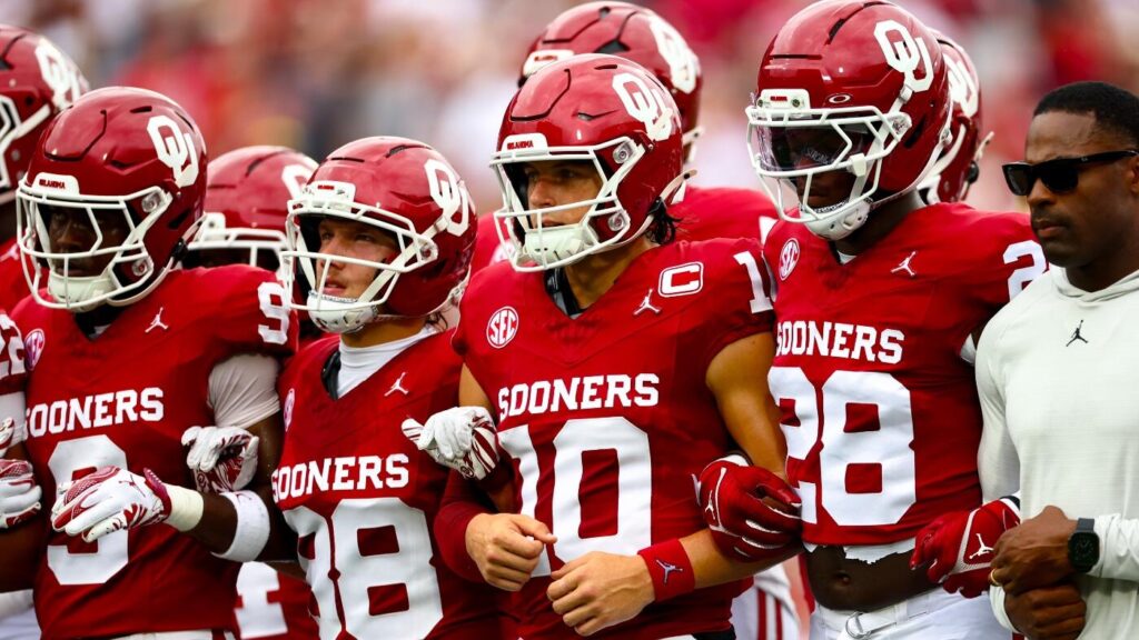 Today's top games to watch, best bets, odds: College football Week 4, Astros-Mariners and more