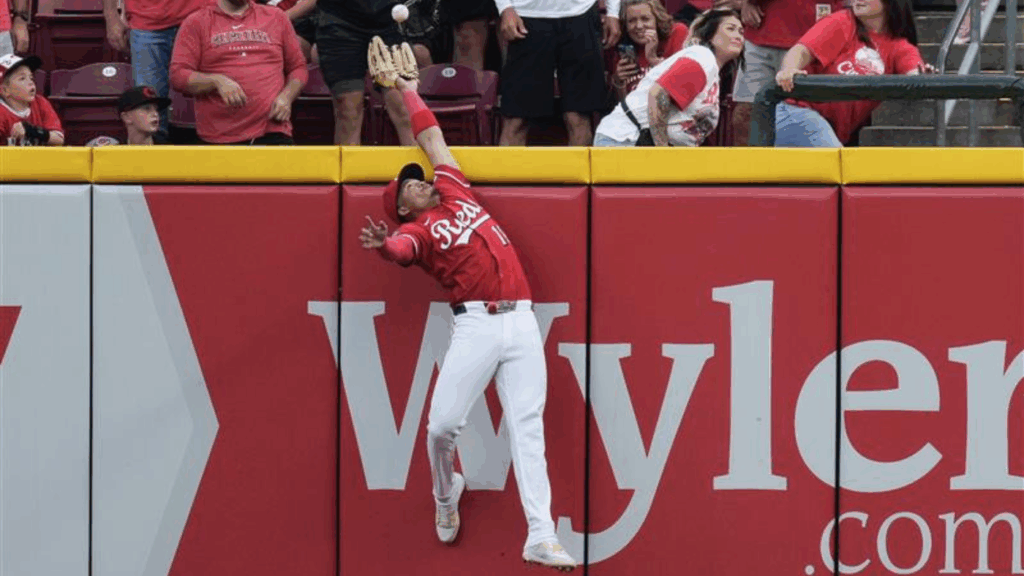 WATCH: Reds' Noelvi Marte robs game-tying home run from Pirates as NL wild card race goes down to the wire