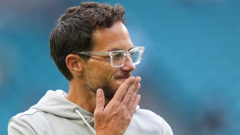 Dolphins defense setting unflattering records: Miami allows 10 straight scoring drives to open season