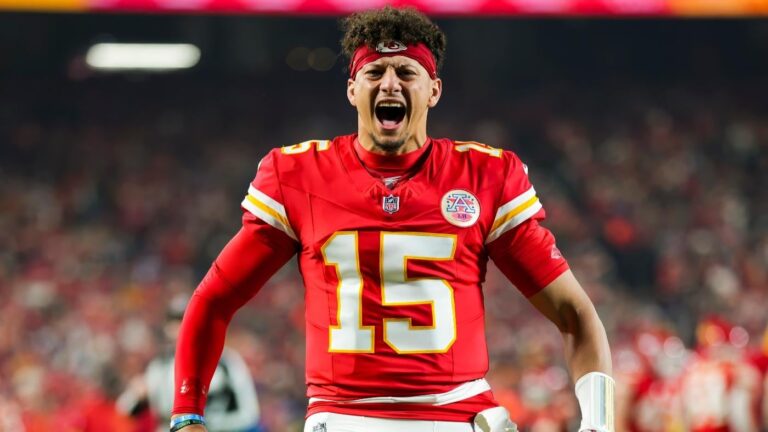 Chiefs vs. Chargers player props, odds, predictions: Target Patrick Mahomes Over 243.5 passing yards on Friday