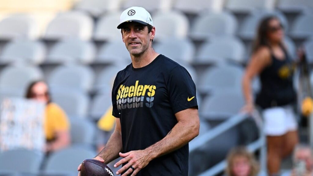 Steelers teammates explain why they voted 'best friend' Aaron Rodgers as team captain