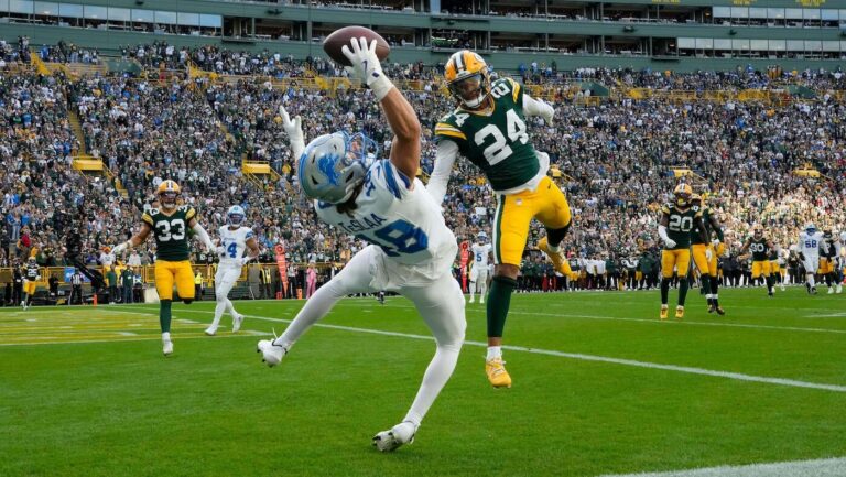 WATCH: Lions rookie Isaac TeSlaa makes insane one-handed touchdown catch vs. Packers for first career score