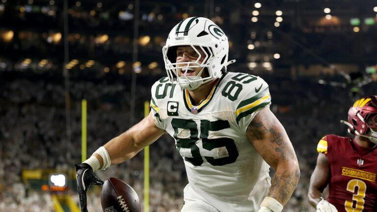 Packers' rising TE Tucker Kraft suffers knee injury on heels of breakout game, per report