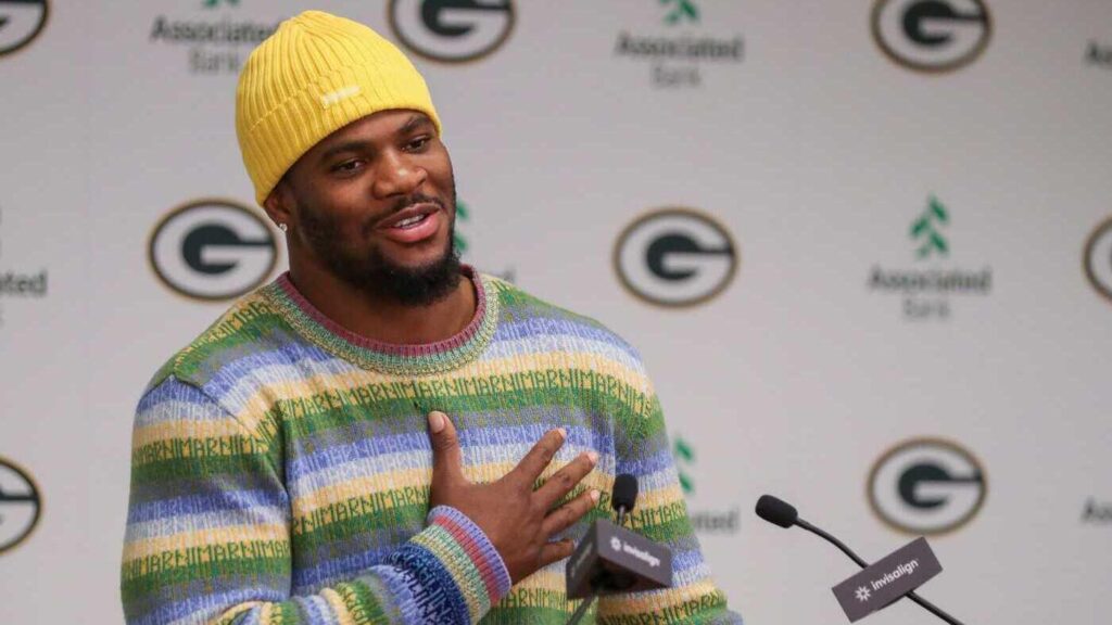 Micah Parsons trade: New Packers star consoles young Cowboys fan, sends jersey after move from Dallas