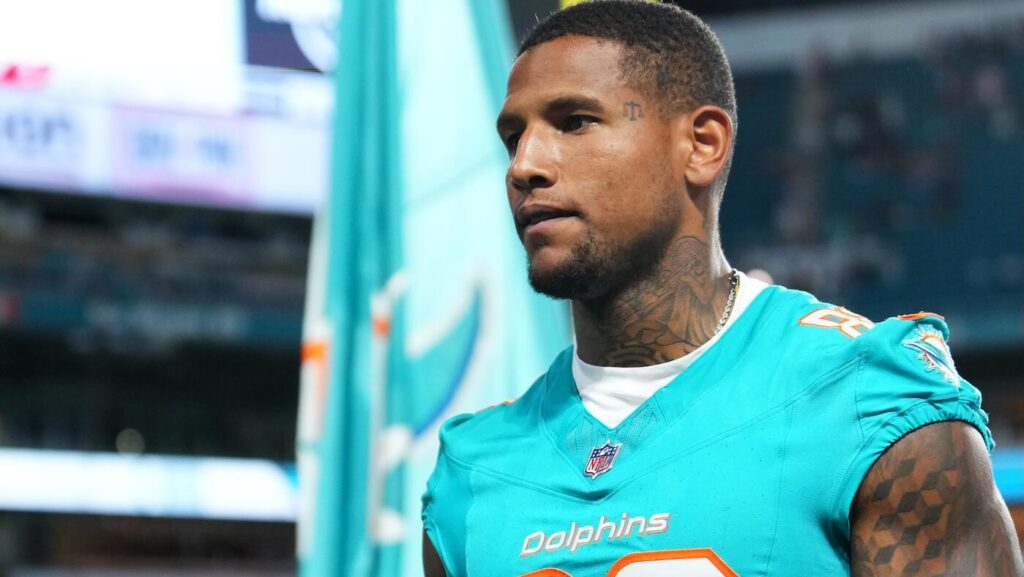 Dolphins' Mike McDaniel appears to suggest Darren Waller may never play for Miami