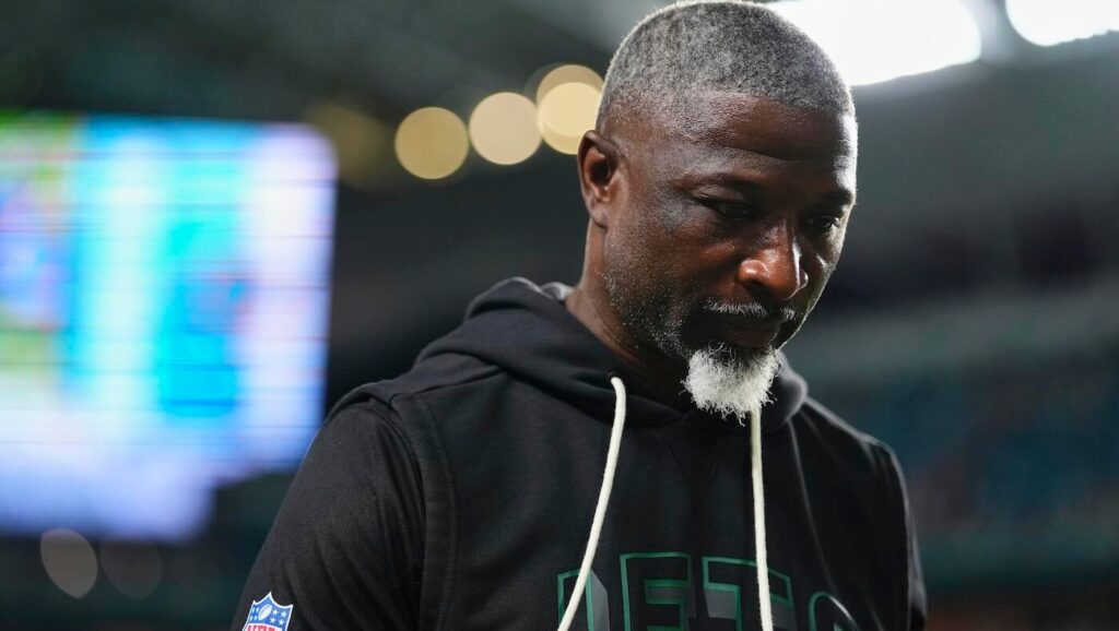 Aaron Glenn admits Justin Fields took 'step back' for Jets against Broncos, won't bench QB after one bad game