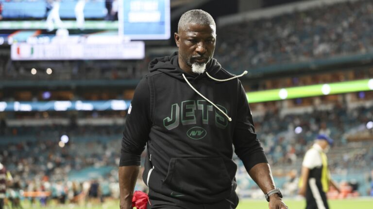 Jets' Aaron Glenn won't name starting QB between Justin Fields, Tyrod Taylor, but insists no competition