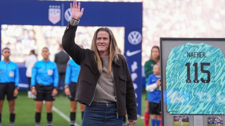 Ex-USWNT star Alyssa Naeher opens up on USA soccer's GK plan: 'Fun to see different goalkeepers come through'