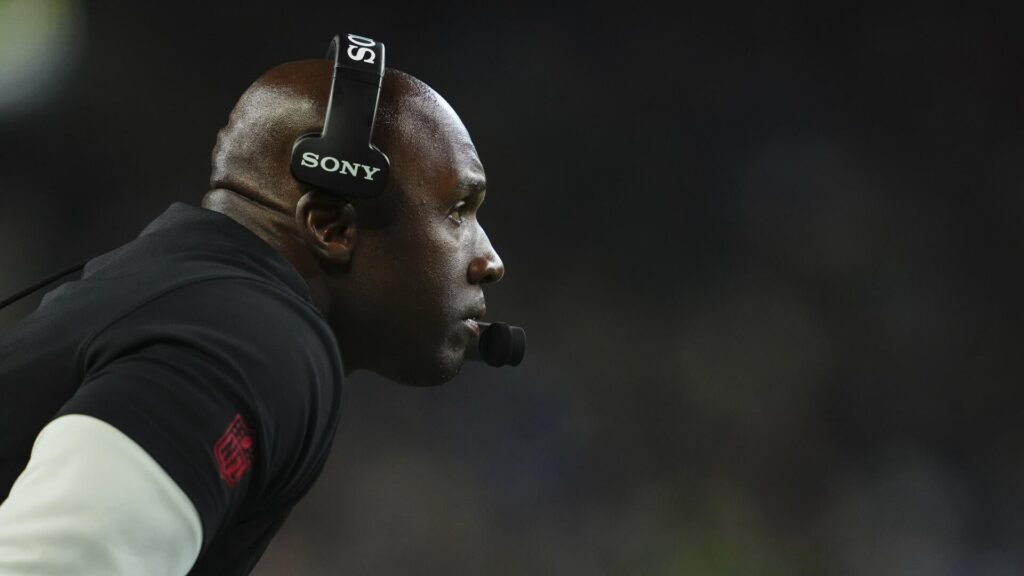 DeMeco Ryans addresses late-game kickoff gaffe: Plan 'was kicking the ball out of bounds'