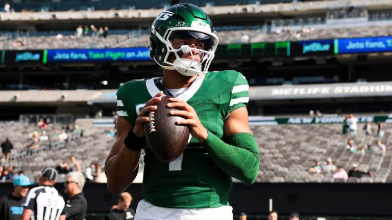 Jets bench Justin Fields: Aaron Glenn turns to veteran Tyrod Taylor at QB to begin second half vs. Panthers