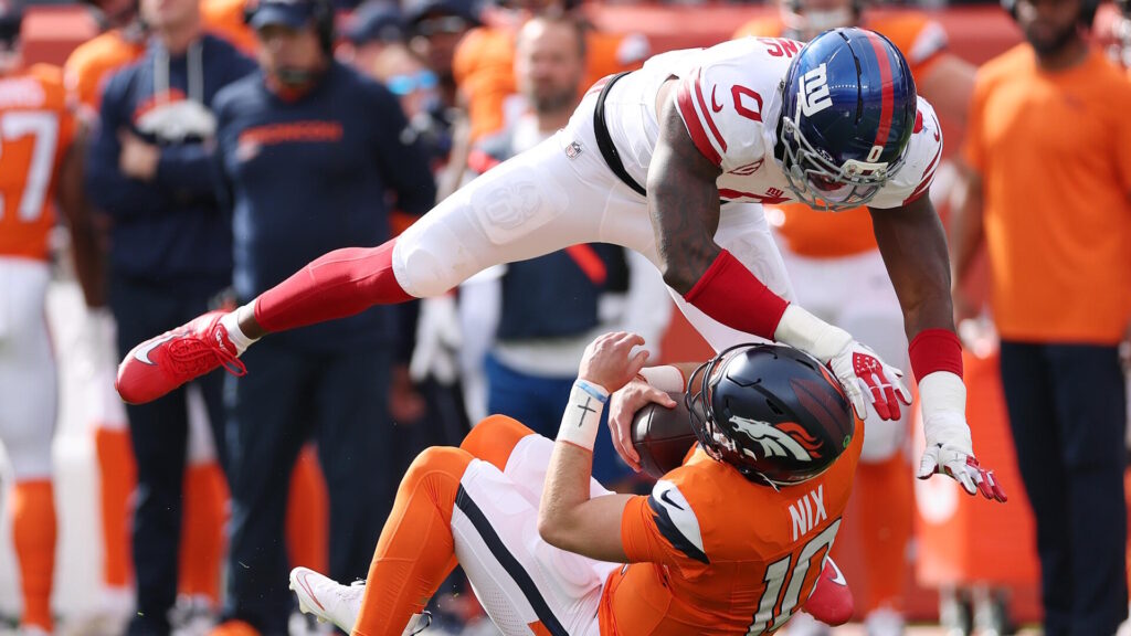 Giants' Brian Burns denies postgame tunnel rant was directed at DC Shane Bowen, late-game playcall