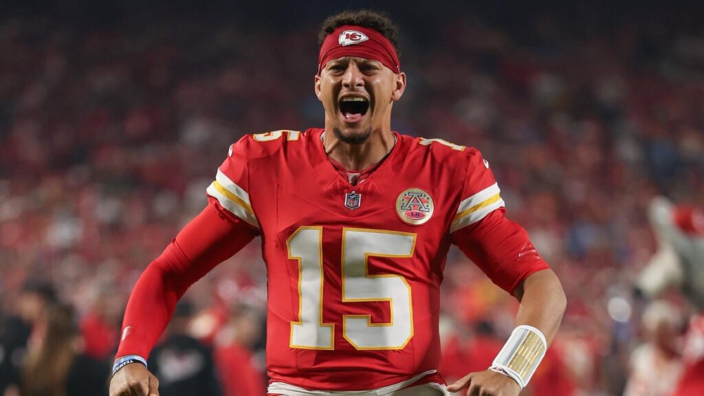 Chiefs' Patrick Mahomes breaks one of Aaron Rodgers' NFL records on 'Sunday Night Football'