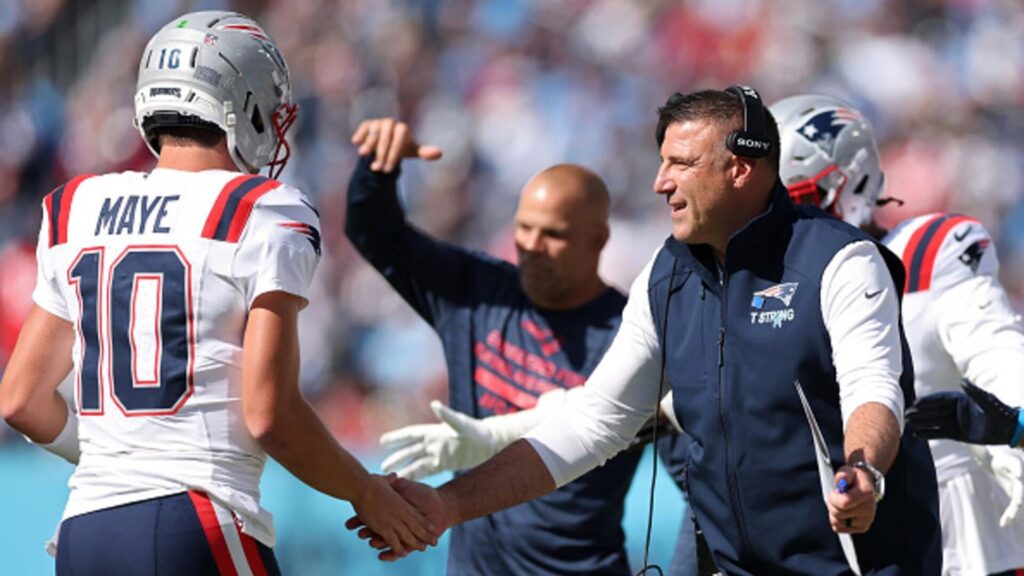 WATCH: Patriots' Mike Vrabel gets game ball from Drake Maye after defeating Titans, his former team