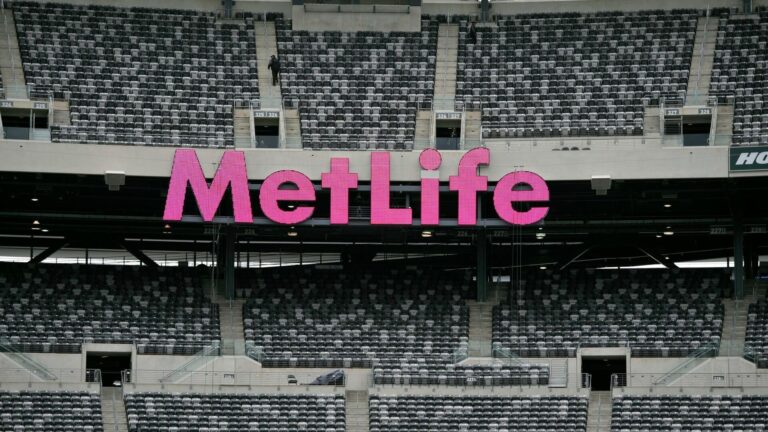 NFL executive pushes back against MetLife Stadium turf injury concerns: 'It's playing really well'