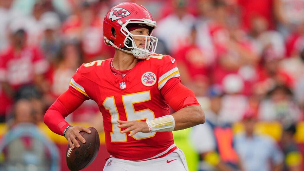 Monday Night Football NFL player props: Self-learning AI likes Patrick Mahomes to go Over 245.5 passing yards