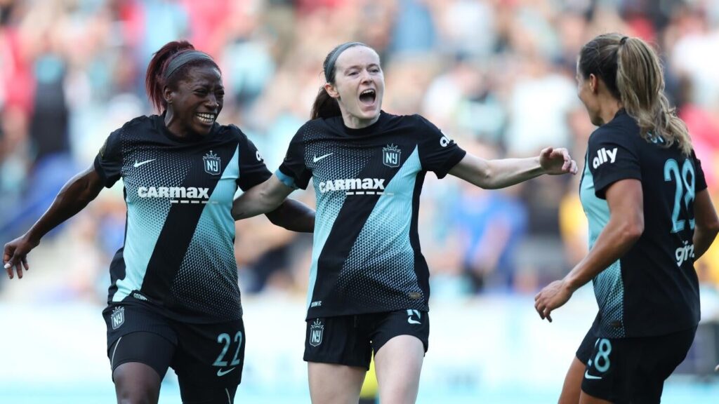 WATCH: USWNT's Rose Lavelle scores golazo free kick to send Gotham FC into NWSL playoffs