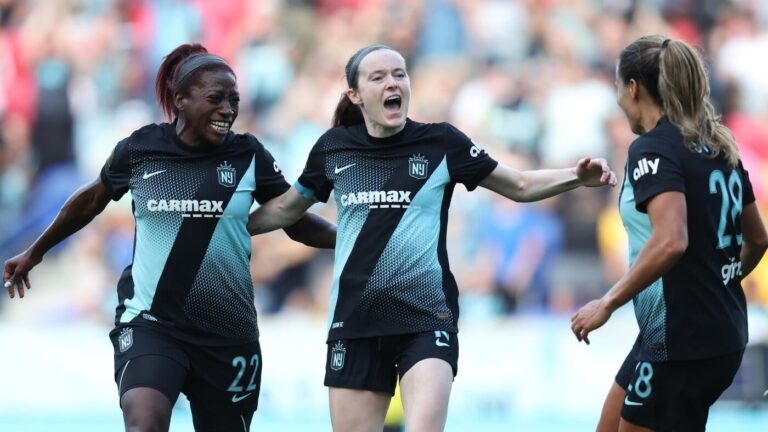 WATCH: USWNT's Rose Lavelle scores golazo free kick to send Gotham FC into NWSL playoffs