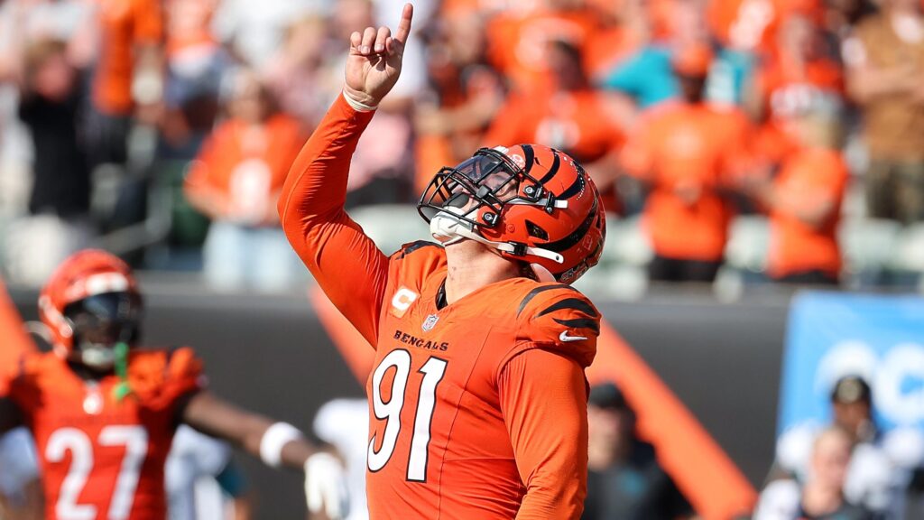 One trade each contender should make: Trey Hendrickson to NFC, Alvin Kamara to Los Angeles, new RB for Chiefs