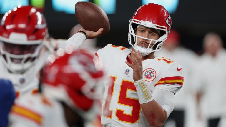Today's top games to watch, best bets, odds: Lions vs. Chiefs, ALCS and more
