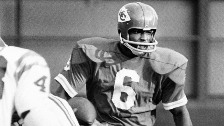 Warren McVea, first Black major-Texas scholarship football player, Chiefs Super Bowl winner, dies at 79