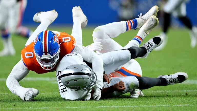 Geno Smith injury: Raiders QB suffers quad contusion on 'Thursday Night Football' against Broncos