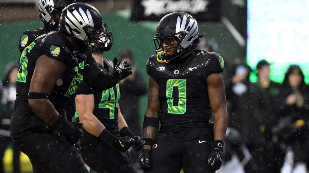 College football odds, picks, predictions: Texas Tech vs. BYU, Oregon vs. Iowa turn up the heat in Week 11