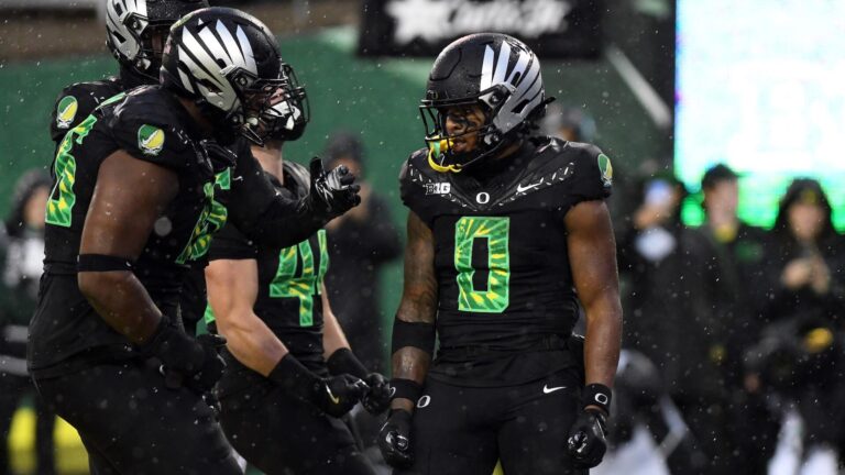 College football odds, picks, predictions: Texas Tech vs. BYU, Oregon vs. Iowa turn up the heat in Week 11