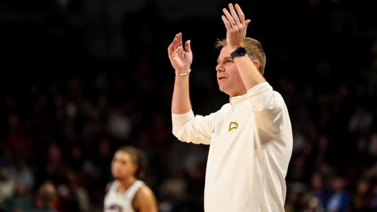 Queens vs. Winthrop odds, prediction, line, time: College basketball picks for Monday, Nov. 3 from top model