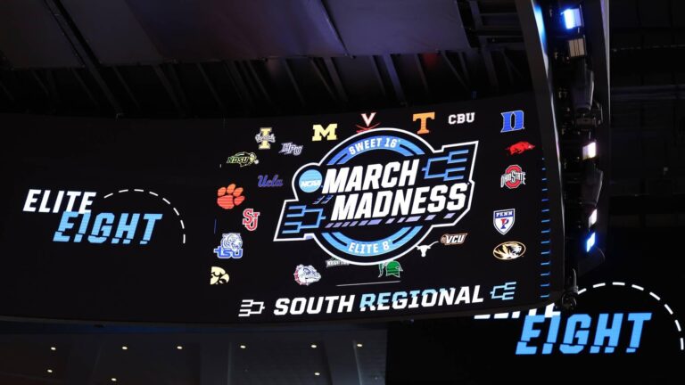 Unruly horn causes 11-minute delay in Illinois vs. Iowa Elite Eight game inside Houston's Toyota Center