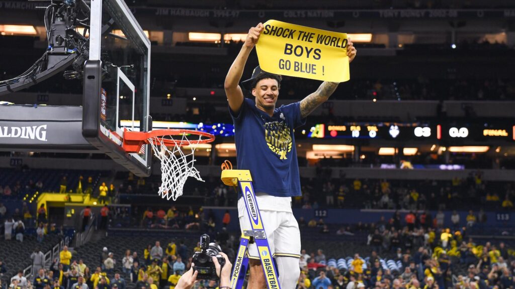 College basketball rankings: Michigan finishes No. 1 in AP Top 25 for first time since 1977