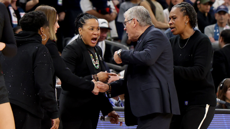 UConn's Geno Auriemma apologizes for emotional outburst toward Dawn Staley: 'There's no excuse'