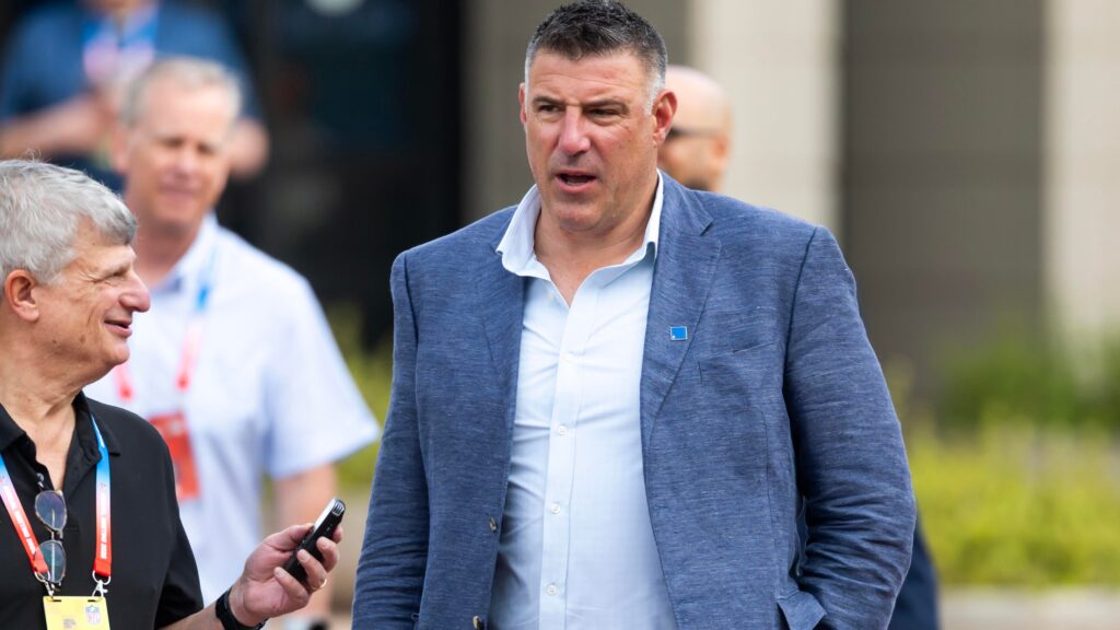 NFL will not investigate Patriots coach Mike Vrabel over photos with Dianna Russini