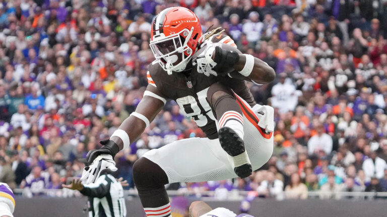 Chargers agree to one-year deal with veteran tight end David Njoku, per report