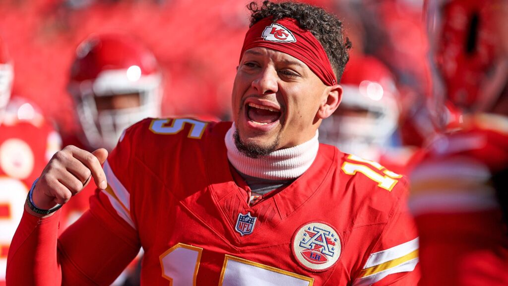 Chiefs rework Patrick Mahomes' contract as quarterback becomes NFL's first half a billion dollar player