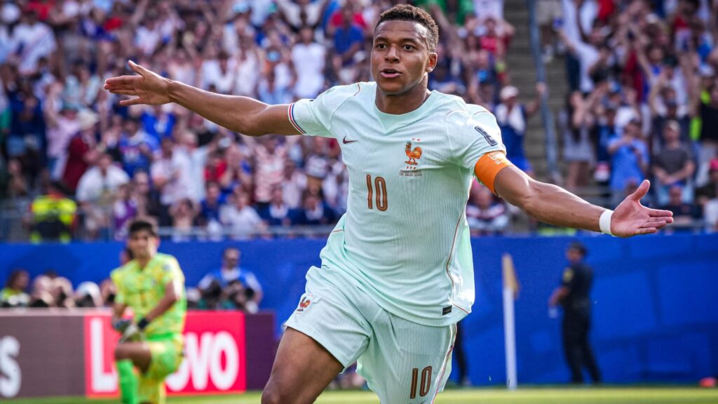 2026 World Cup odds: Lionel Messi, Kylian Mbappe may be on Golden Boot collision course entering semifinals
