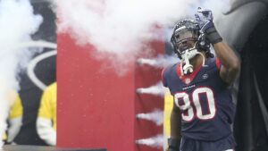Former No. 1 pick Jadeveon Clowney heading back to Texans for second stint