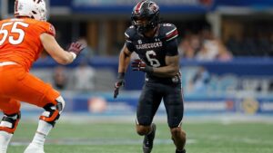 Renner's 2027 NFL Draft scouting series: Who's the No. 1 EDGE between Dylan Stewart and Colin Simmons?