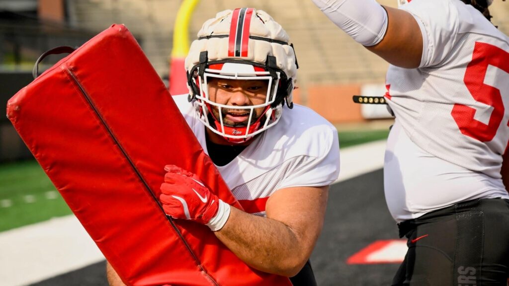 Victory Vaka lost his Western Kentucky scholarship while grieving mother's death; now he's suing to transfer