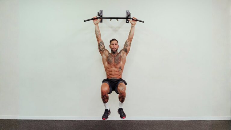 Can Your Dead-Hang Time Really Tell You How Long You’ll Live? A Longevity Doctor Weighs In.